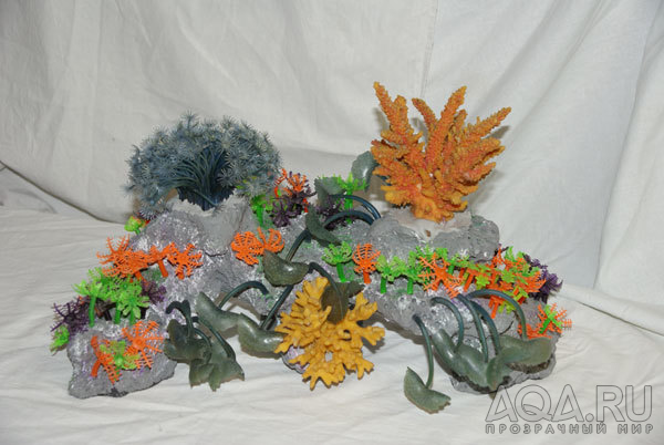 керамика с пластиковыми растениями и кораллами
