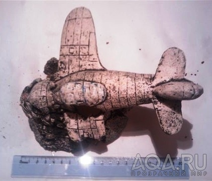 Декоративный мини-грот в виде затонувшего самолета (20 х 15 х 15 см)